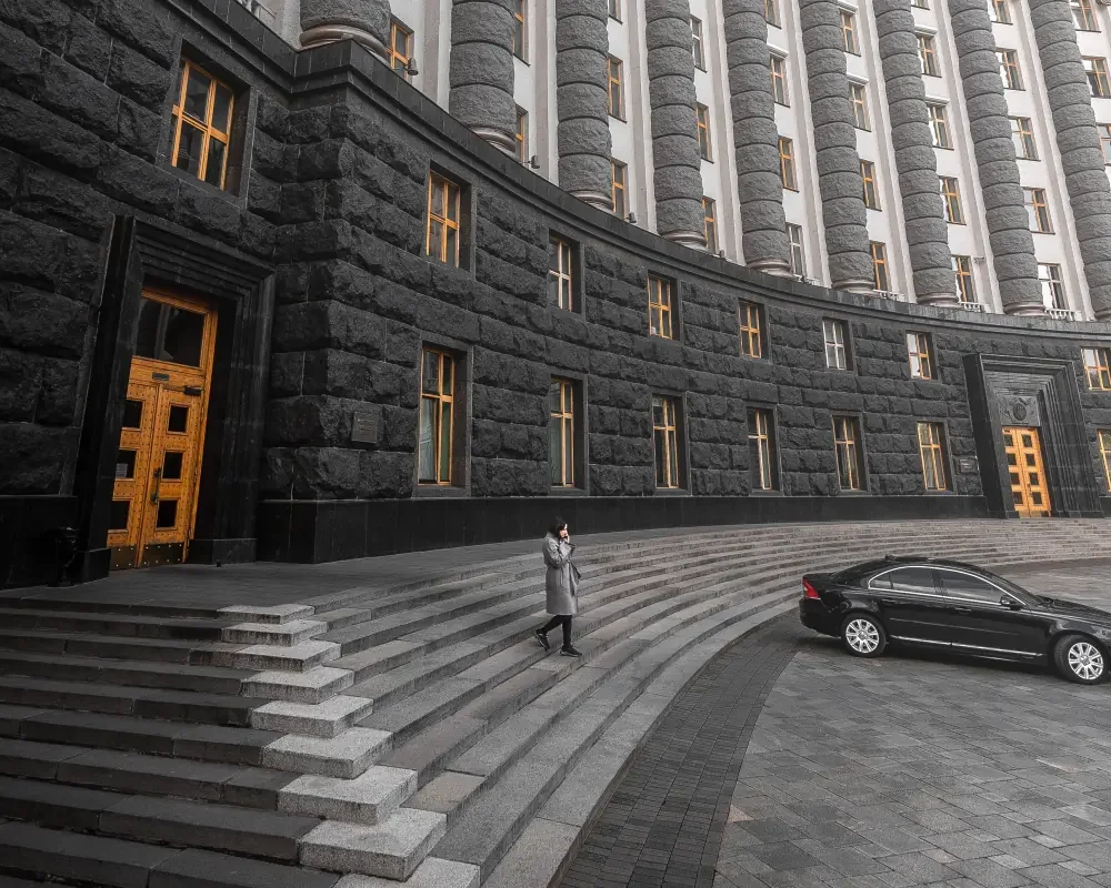 Фасад Дома Правительства Украины с колоннами и лестницей в Киеве