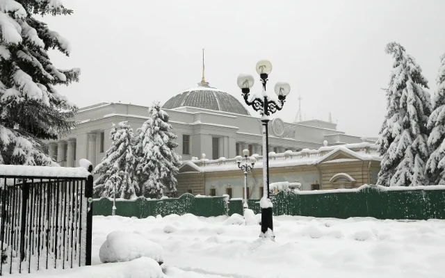 Будівля Верховної Ради України та засніжені дерева в Києві